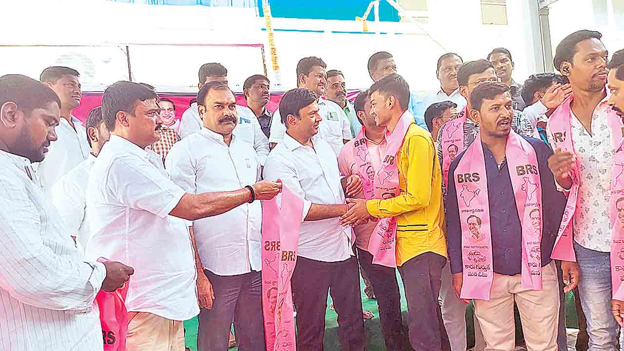 బీఆర్ఎస్లో చేరిన కాంగ్రెస్, బీజేపీ నేతలు