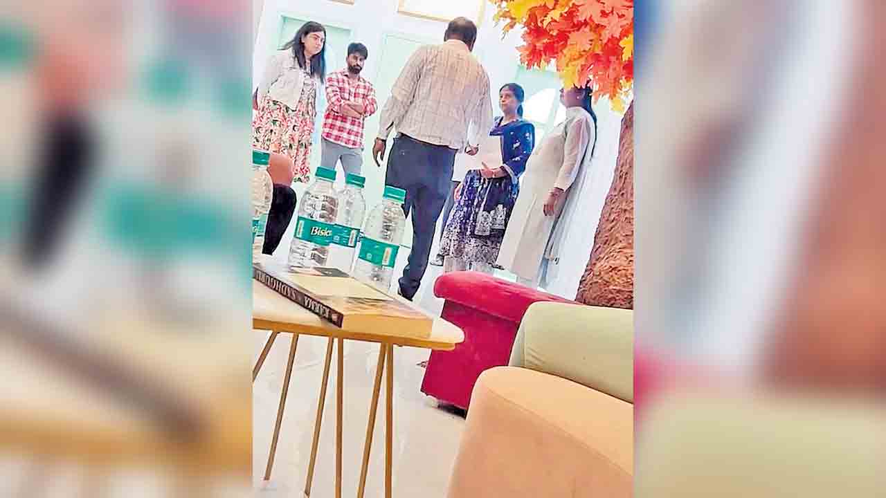 మేకప్‌ అండ్‌ కాస్మోటిక్‌ క్లినిక్‌లపై ఆరోగ్యశాఖ అధికారుల దాడులు