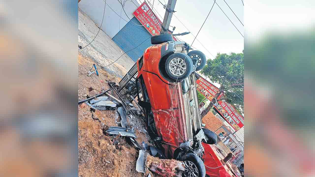 రాంపల్లిలో కారు బీభత్సం