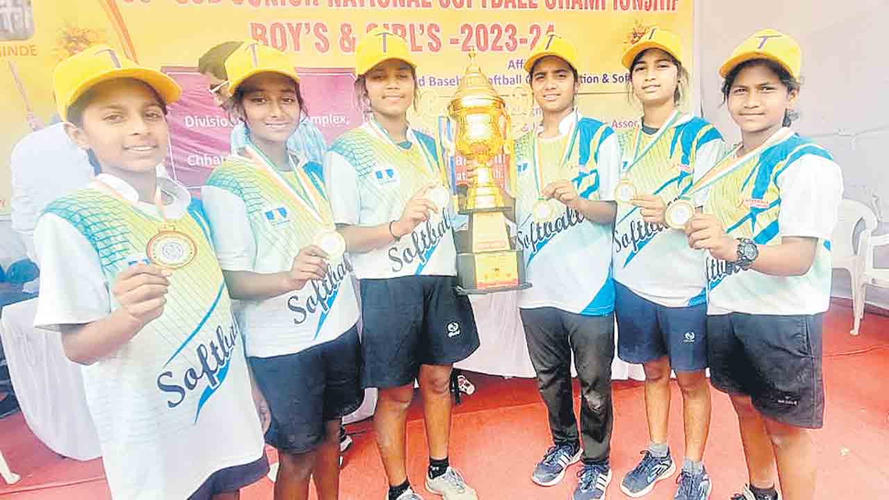 సాఫ్ట్‌బాల్‌ పోటీల్లో జిల్లా క్రీడాకారులకు బంగారు పతకాలు
