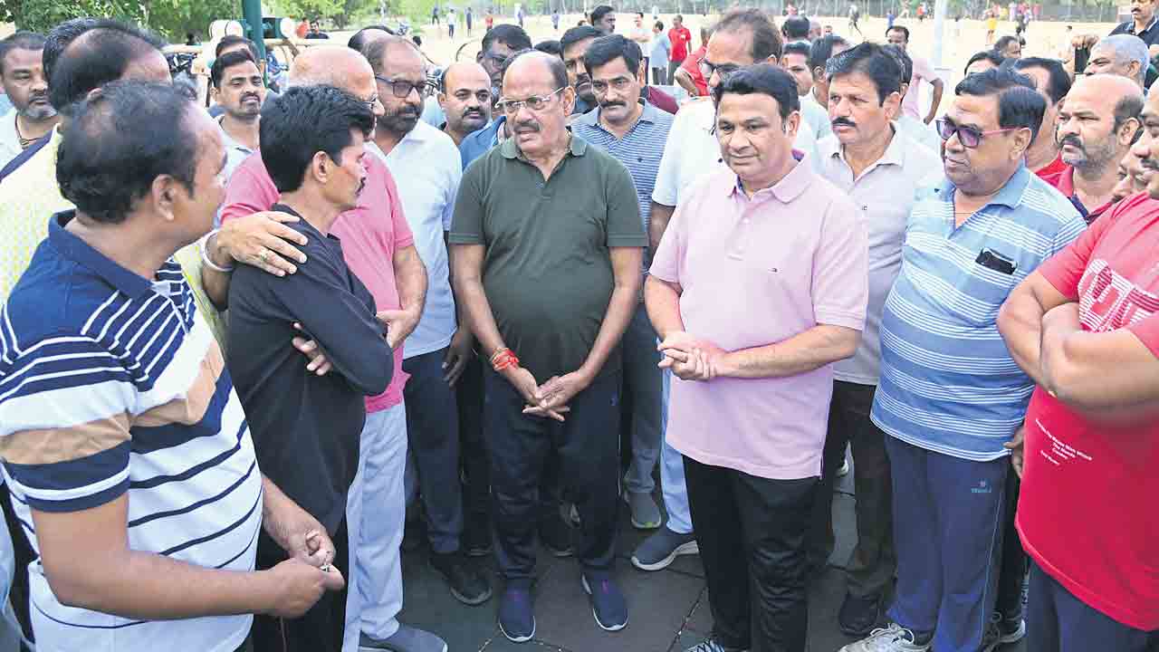 వాకర్స్‌తో చిట్‌చాట్‌..