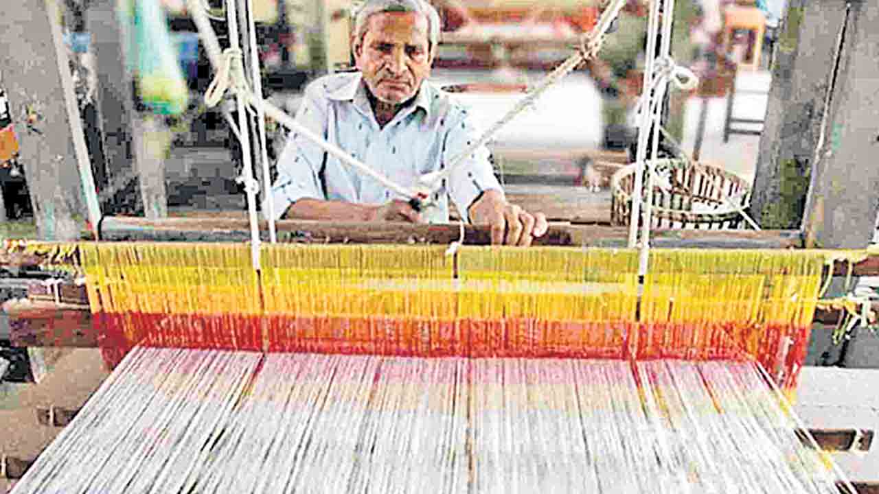 Handloom | చేనేత చీరలు కొనేదెవరు?.. నాలుగు నెలలుగా ముఖం చాటేసిన టెస్కో