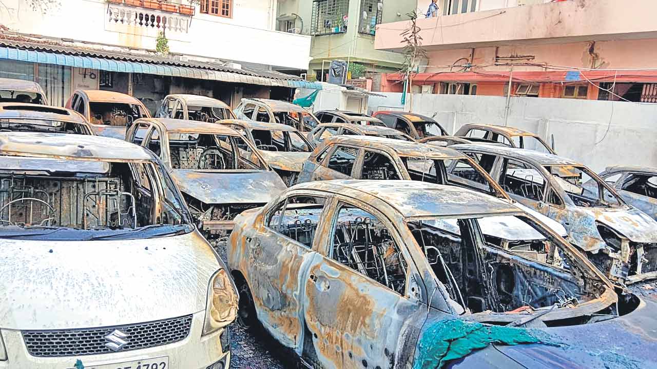 నాని కార్స్‌లో భారీ అగ్ని ప్రమాదం