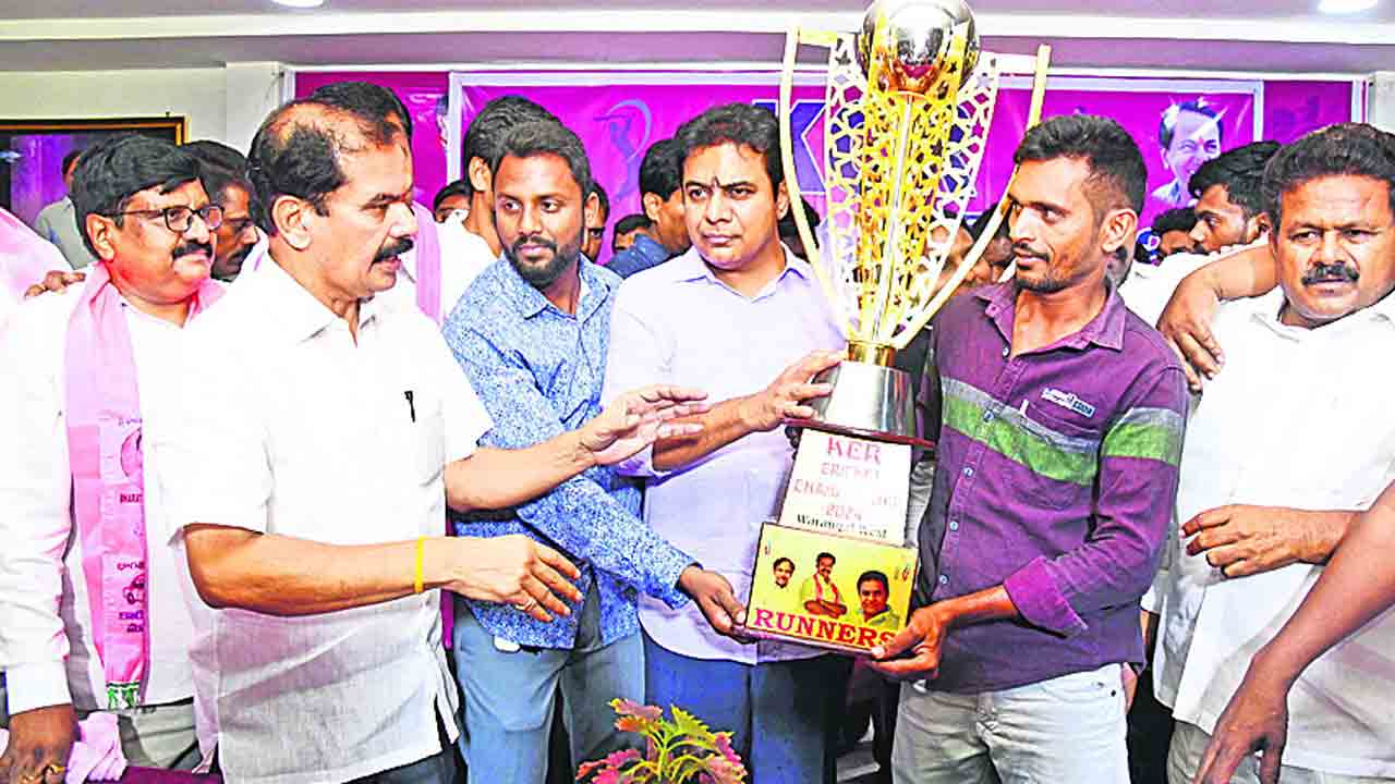 కేసీఆర్‌ క్రికెట్‌ కప్‌ విజేతలకు ట్రోఫీ అందజేత