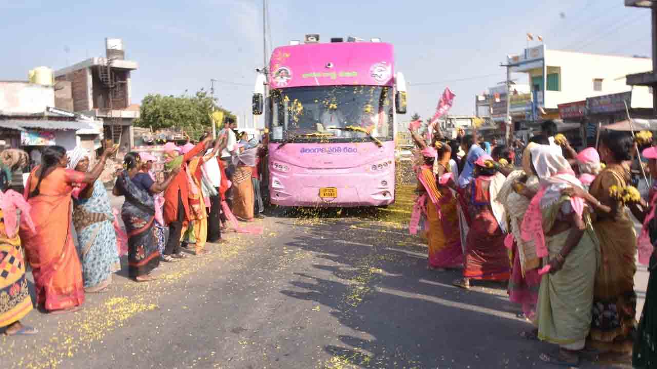 అడుగడుగునా నీరాజనం