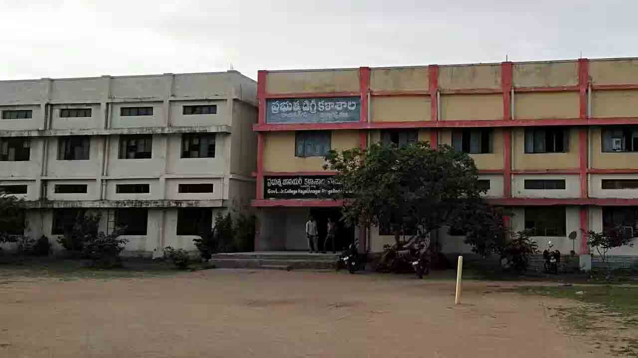 మూడు ప్రభుత్వ డిగ్రీ కాలేజీలకు అటానమస్‌ హోదా