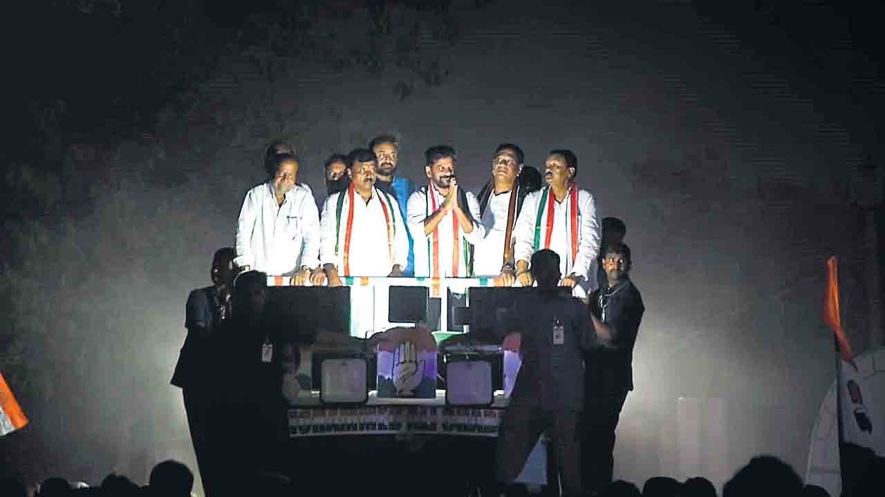 ఎన్నికల ప్రచారం కాదిదీ.. హామీలు గుప్పించే సభాస్థలి