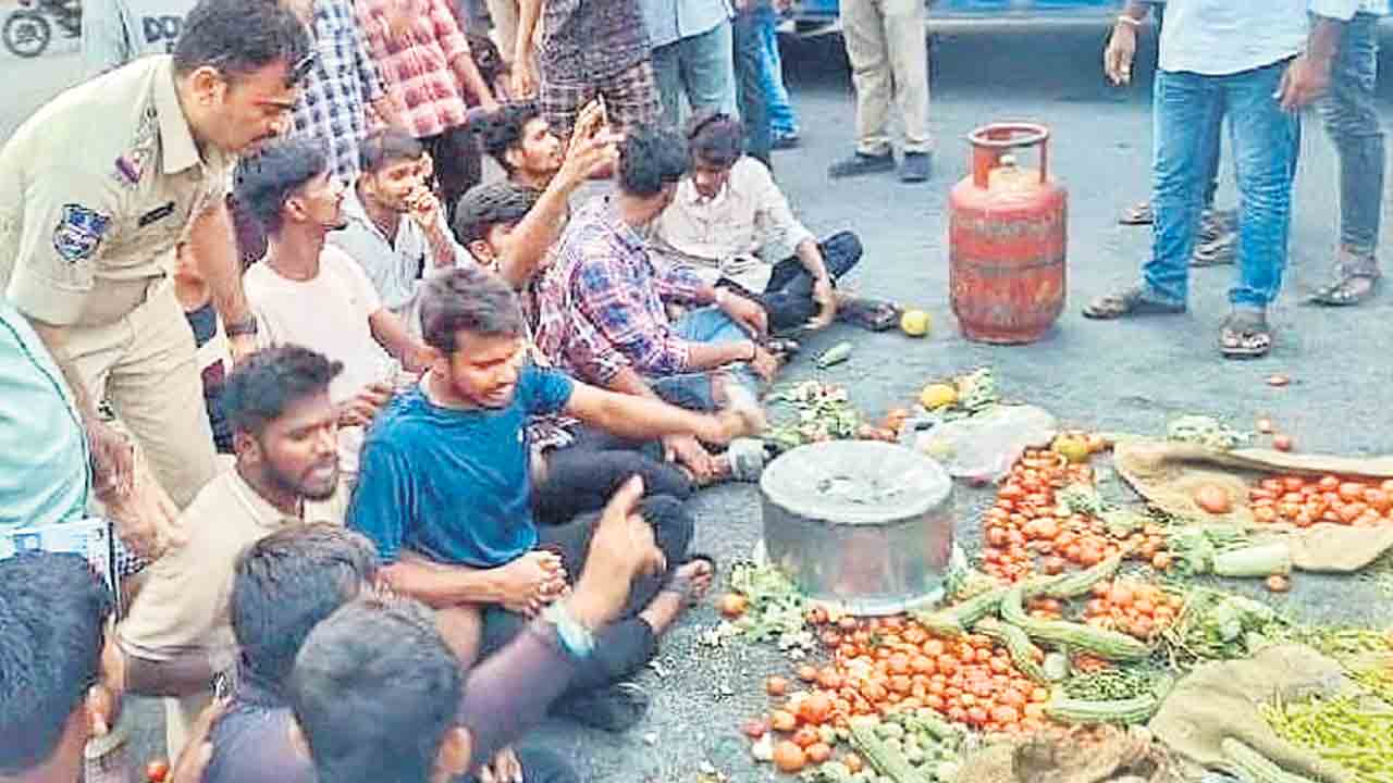 వసతిగృహంలో కుళ్లిన కూరగాయలతో భోజనం