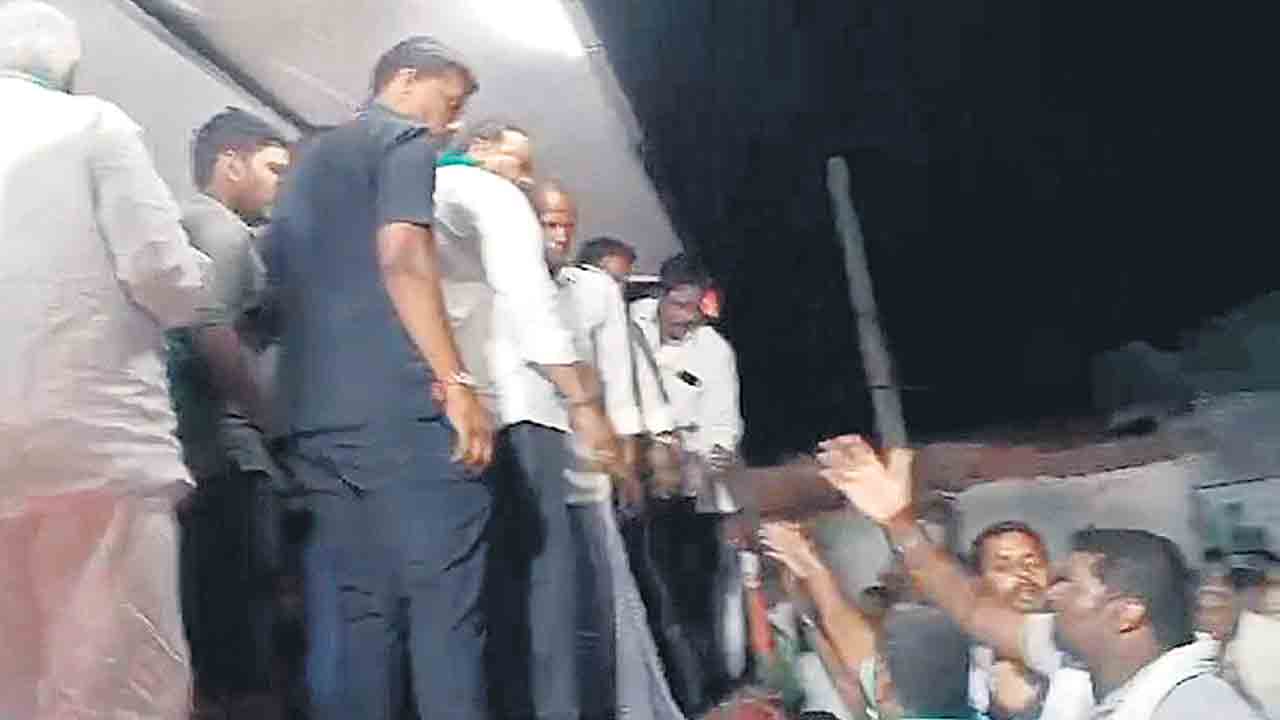 నిరసనలు.. నిలదీతలు