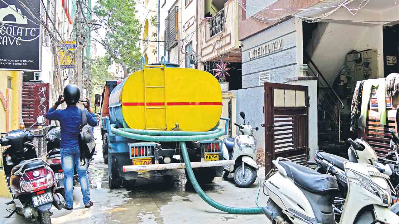 Hyderabad | బుక్‌ చేస్తే 48 గంటలైనా ట్యాంకర్‌ రావట్లే.. నీటి కష్టాలు తీరట్లే..!