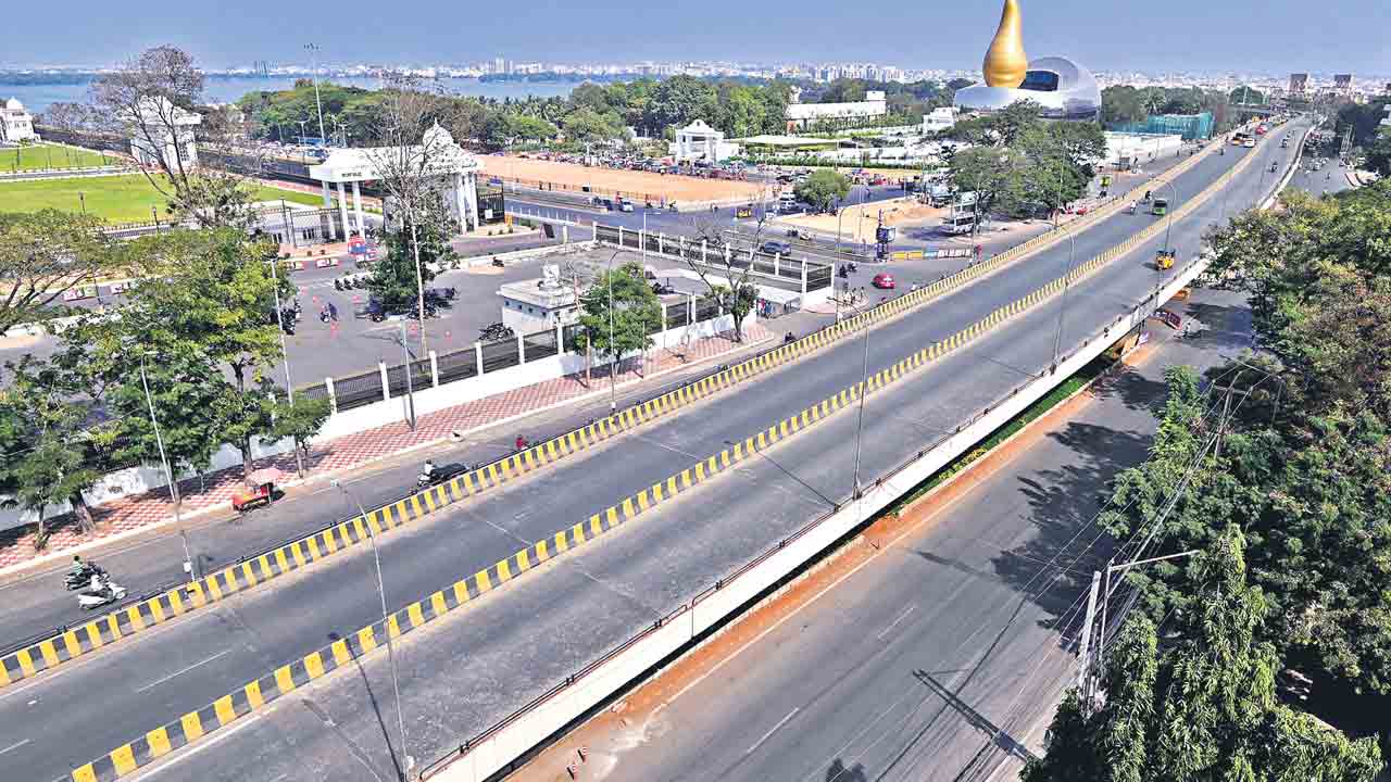 Hyderabad | సూర్యప్రతాపం.. భానుడి భగ భగకు వెలవెలబోతున్న హైదరాబాద్‌ రోడ్లు