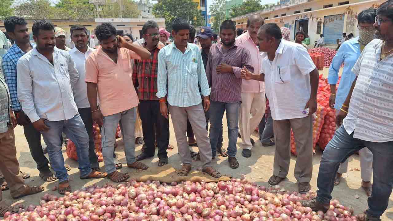 స్వల్పంగా పెరిగిన ఉల్లి ధరలు