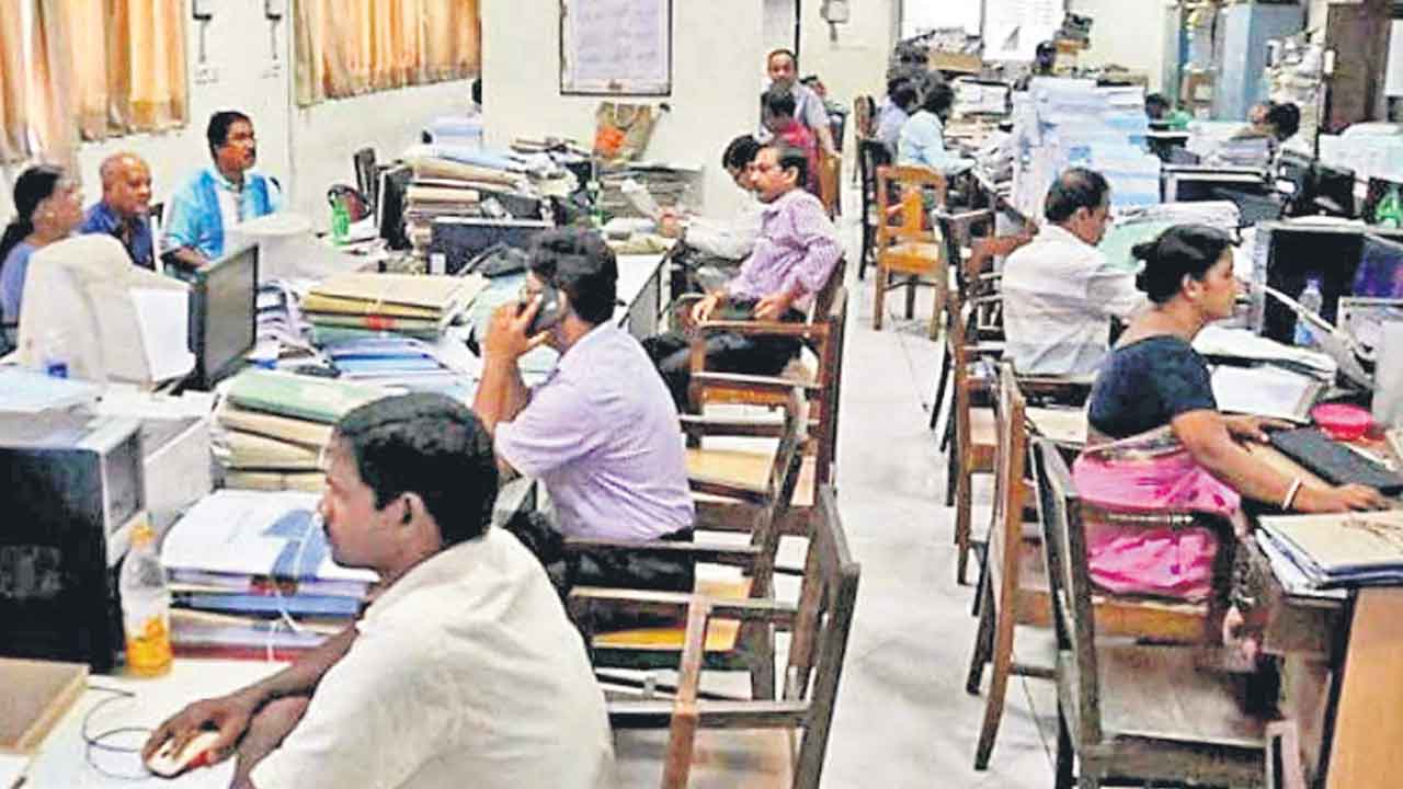 Employees | వేతన జీవుల వెతలు పట్టేదెవరికి?