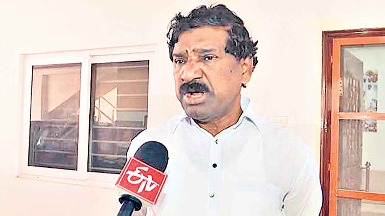 కడియం శ్రీహరి ఓ బ్లాక్‌ మెయిలర్‌