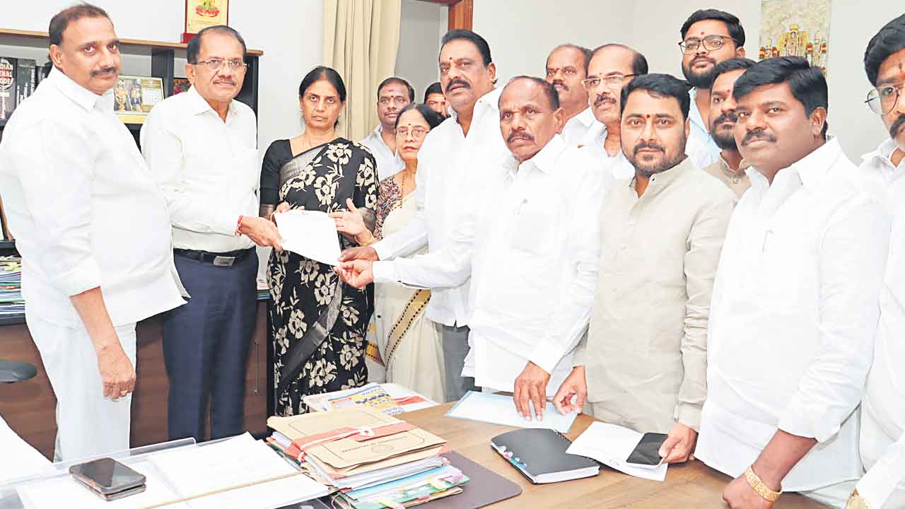 పార్టీ గేట్లు కాదు..ప్రాజెక్టుల గేట్లు తెరవండి