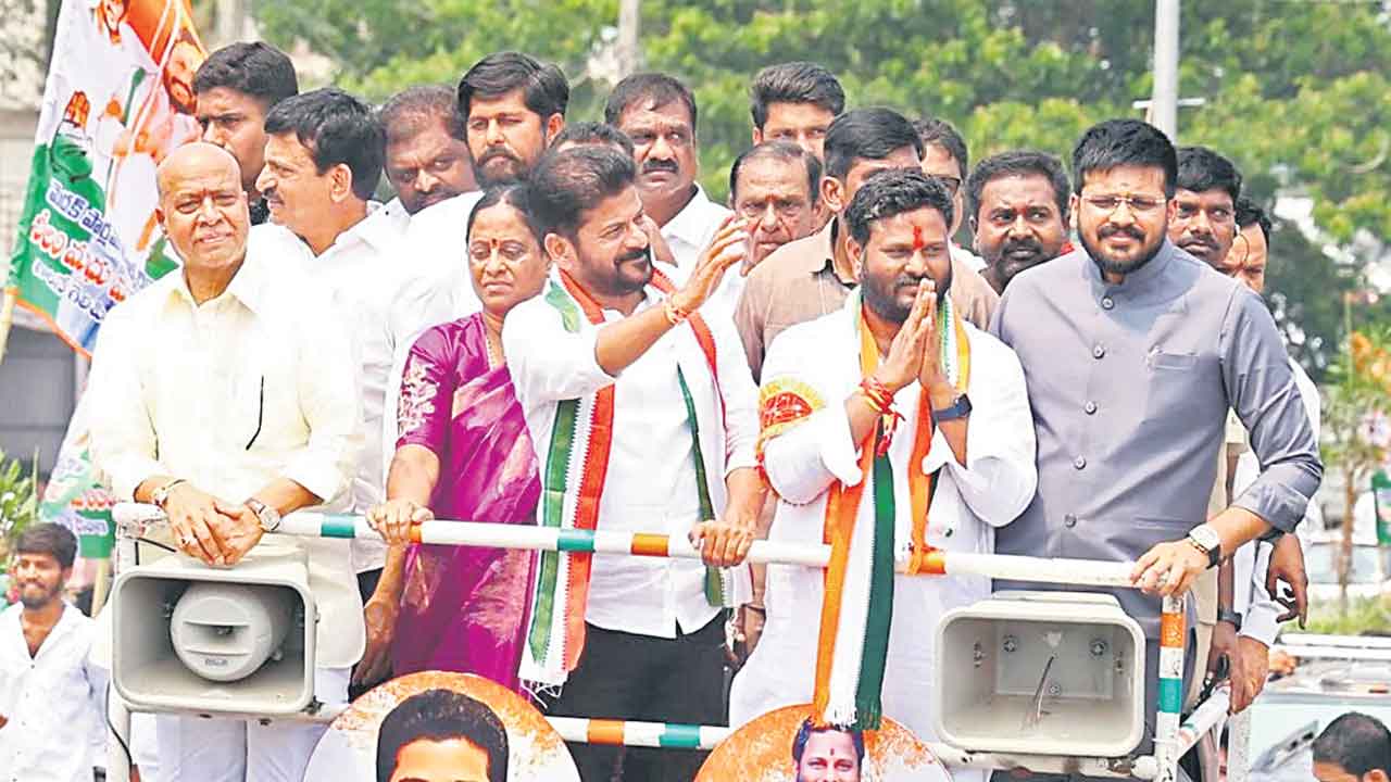 మెదక్‌ రోడ్‌షోలో సీఎం