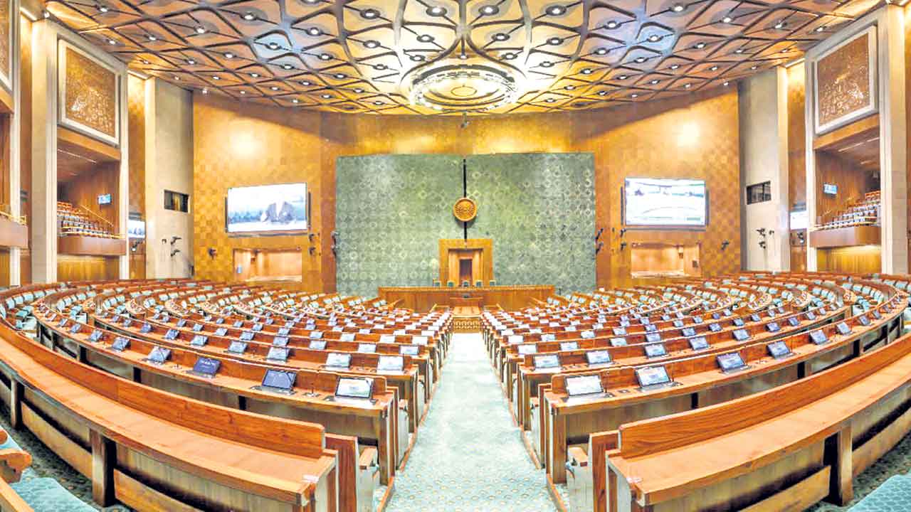 సభాధ్యక్షుడు.. కార్యకలాపాల నిర్వాహకుడు