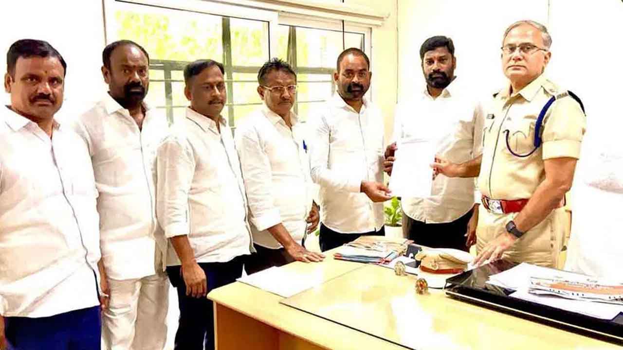 అధికార పార్టీకి తొత్తుల్లా పోలీసులు