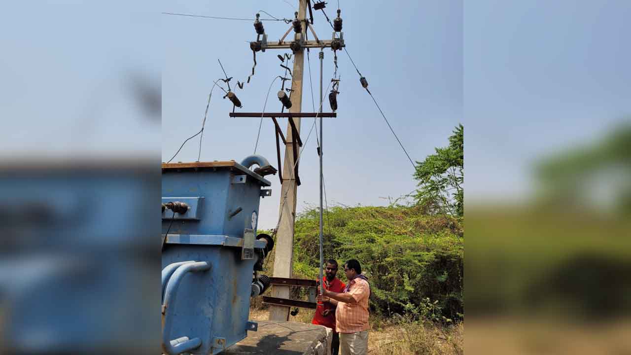 పొట్టకు వచ్చిన పంటకు పవర్‌ కట్‌