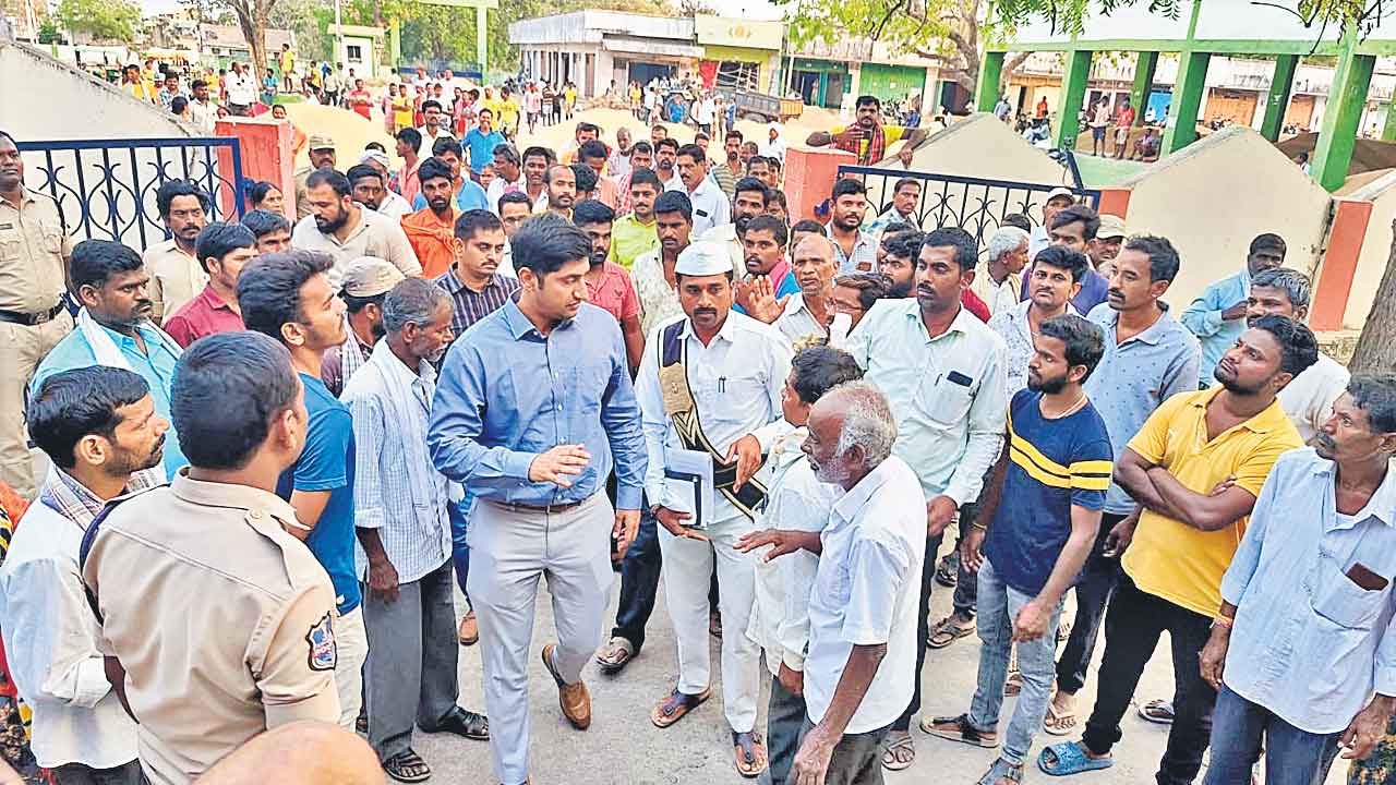 ధాన్యం ధర తగ్గించడంపై రైతుల ఆందోళన