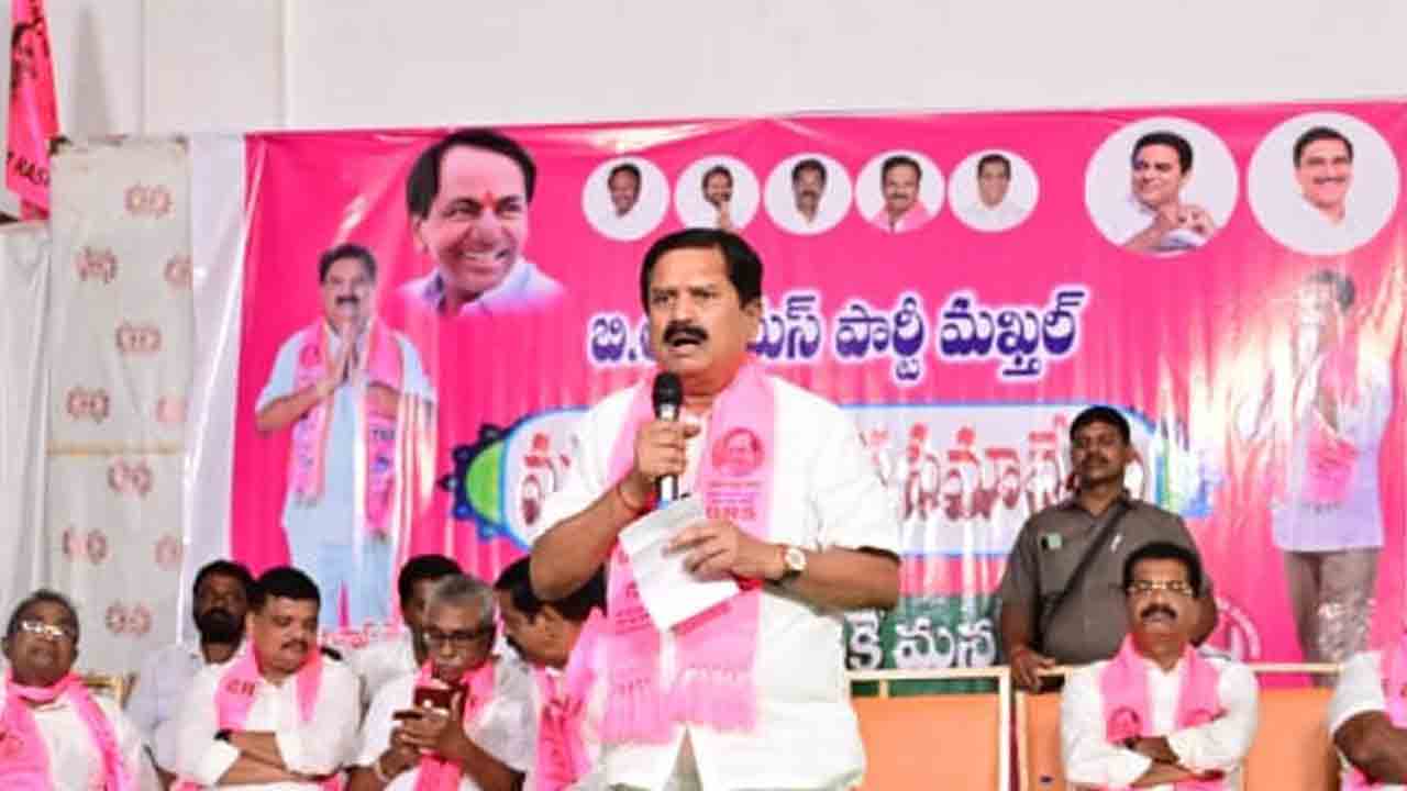 సర్కారు తీరును ఎండగడుతాం : మన్నె