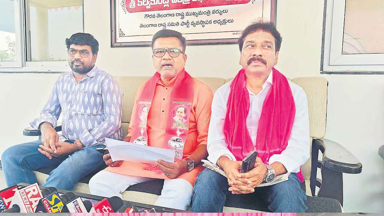 రైతుల నోట్లో మట్టి కొట్టిన్రు