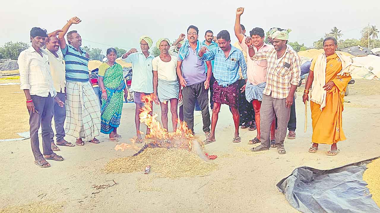 ధాన్యానికి నిప్పు పెట్టి రైతుల నిరసన