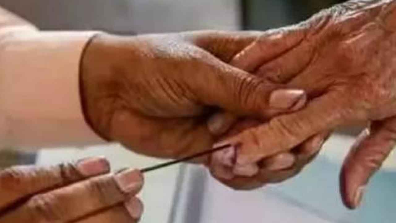 ఇద్దరి ఓట్ల కోసం అడవిలో 107 కి.మీ. ప్రయాణం