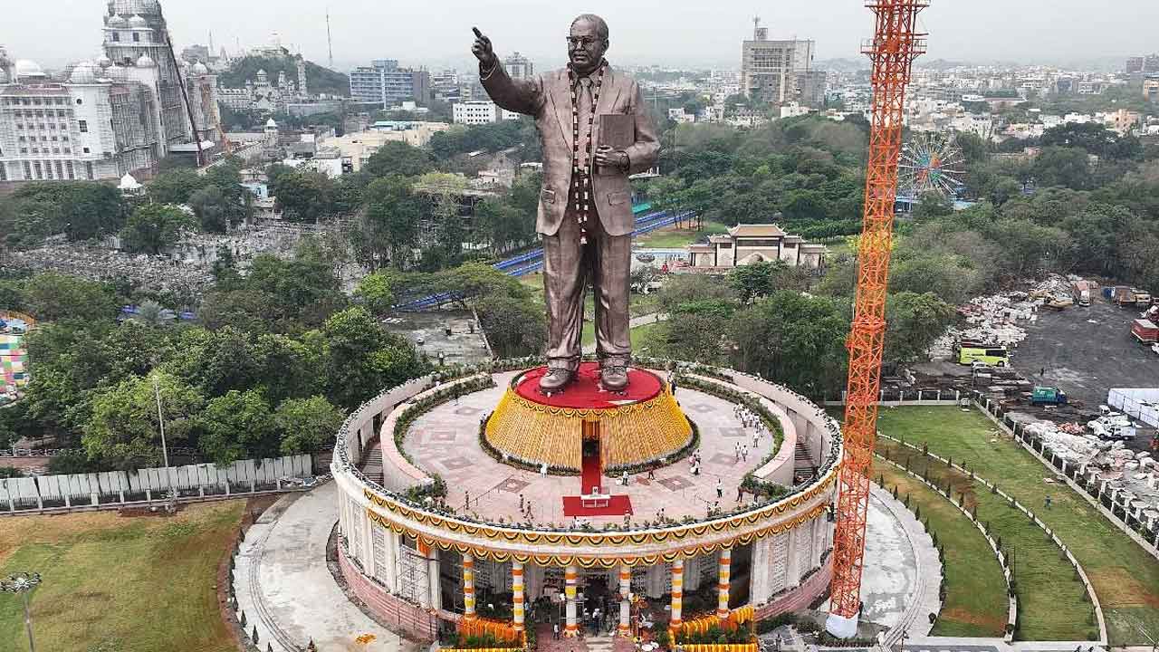 BR Ambedkar | మహా అంబేద్కర్ విగ్రహం ముందు ఫొటో పెట్టి నివాళులు అర్పించారట.. ఎస్సీ అభివృద్ధిశాఖ వివరణ