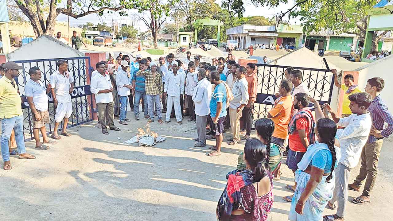 Jangaon | సీఎం చెప్పినా ధాన్యం కొంటలేరు.. జనగామ మార్కెట్‌లో ఐదు రోజులుగా రైతుల పడిగాపులు..