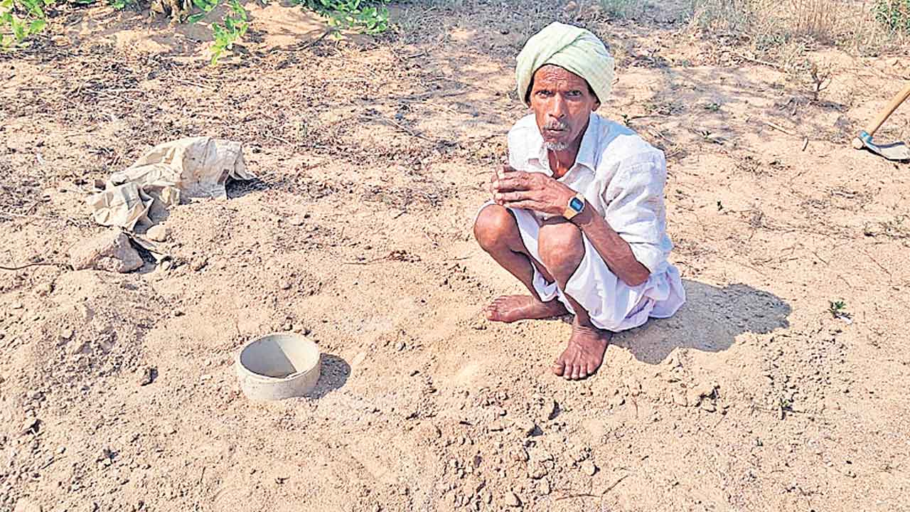 పదకొండు బోర్లు వేసినా పంట రాకపాయె