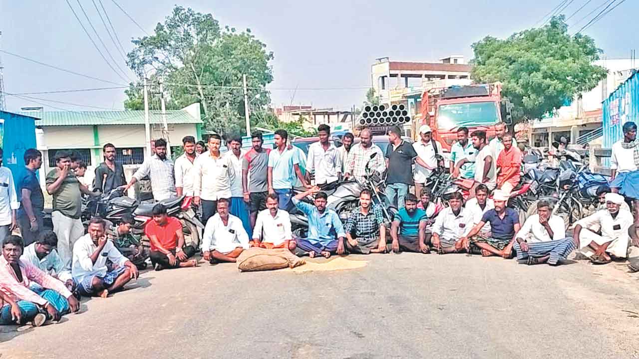 తడిసిన ధాన్యం కొనాలని రోడ్డెక్కిన రైతులు