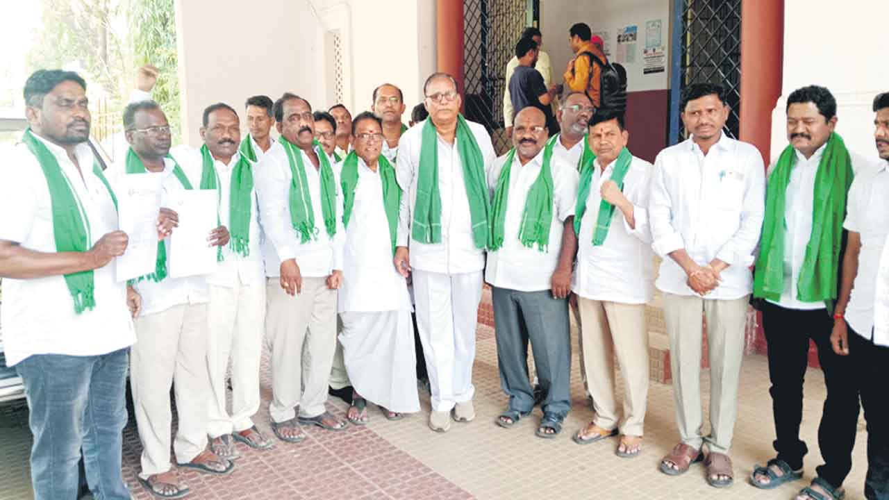 నష్టపరిహారం చెల్లించాలి..