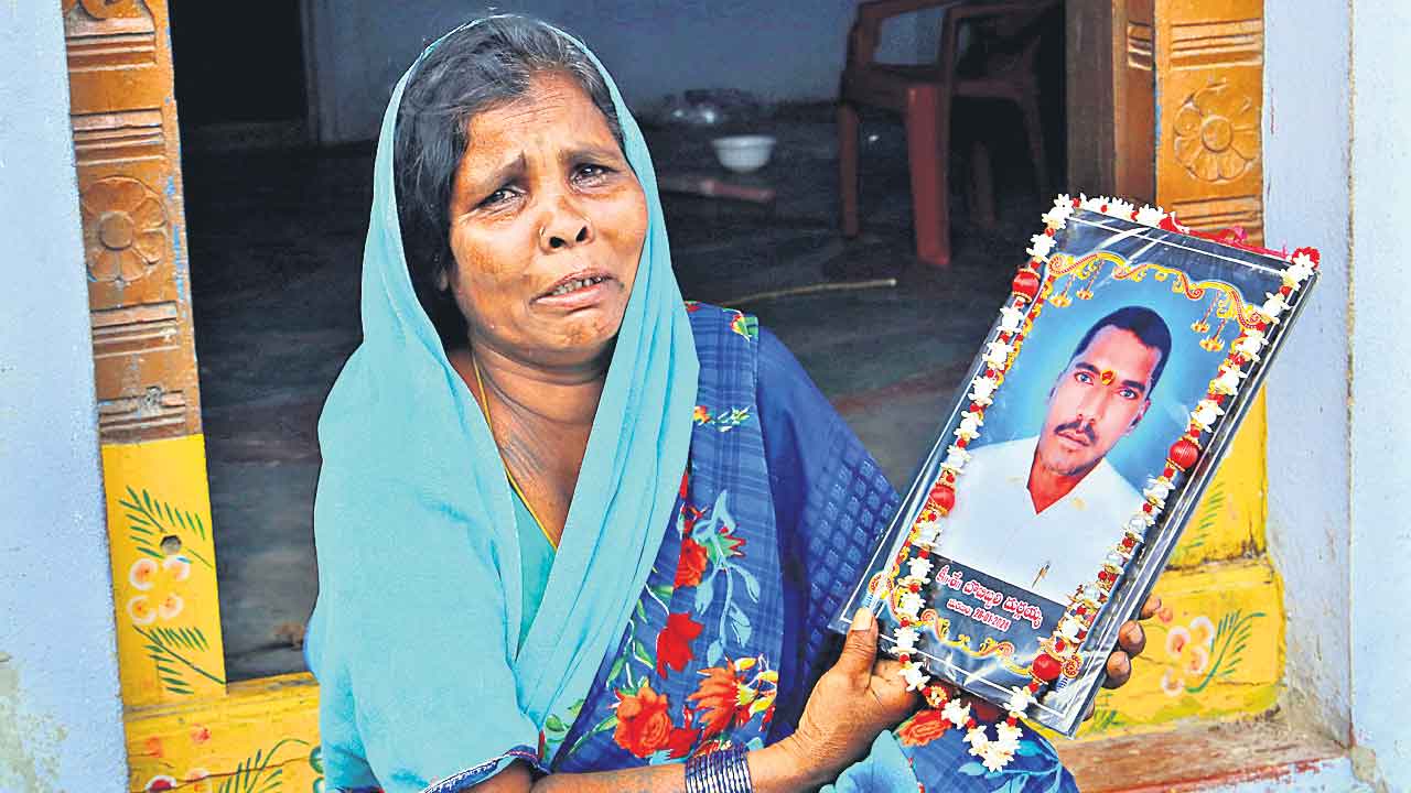 Telangana | తడారిన పొలంలోనే తనువు చాలించాడు.. అప్పులు భారమై ప్రాణం తీసుకున్న రైతు