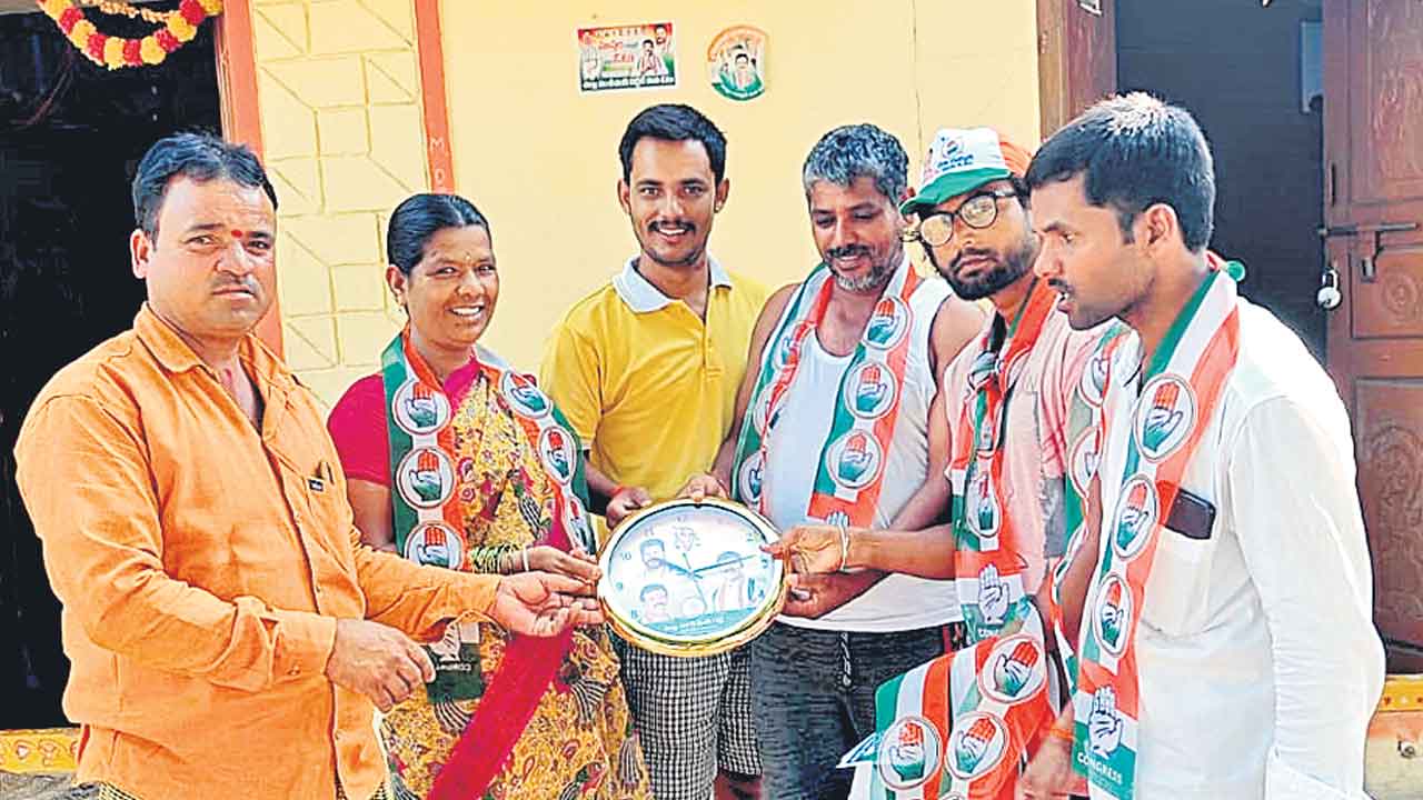 ఓటర్లకు కాంగ్రెస్‌ ప్రలోభాలు