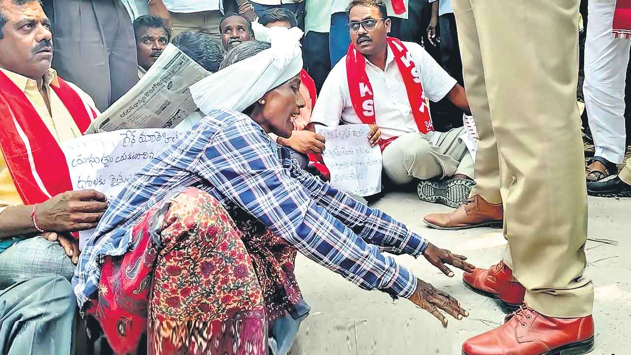 Jangaon | బాంచెన్  కాల్మొక్త వడ్లు కొనుండ్రి  సారూ.. జనగామ మార్కెట్లో పోలీసుల కాళ్లు పట్టుకున్న మహిళ