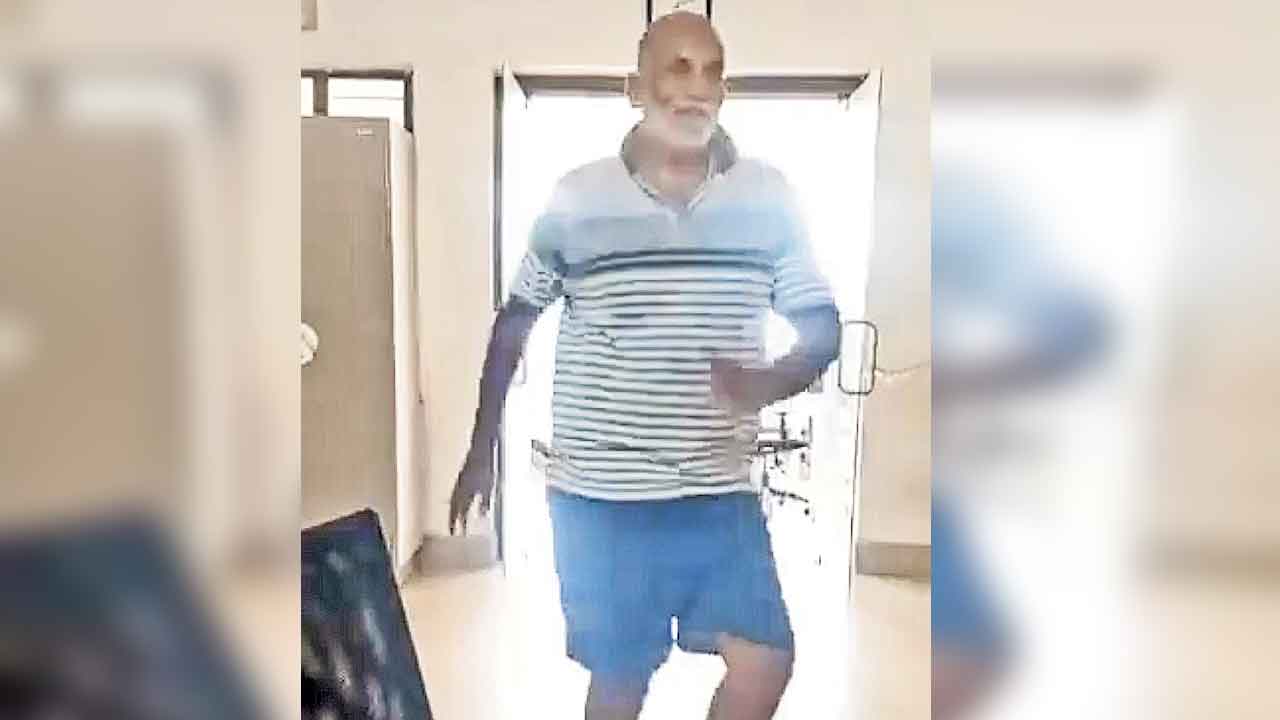 ఠాణాలో కాంగ్రెస్‌ నేత డ్యాన్స్‌