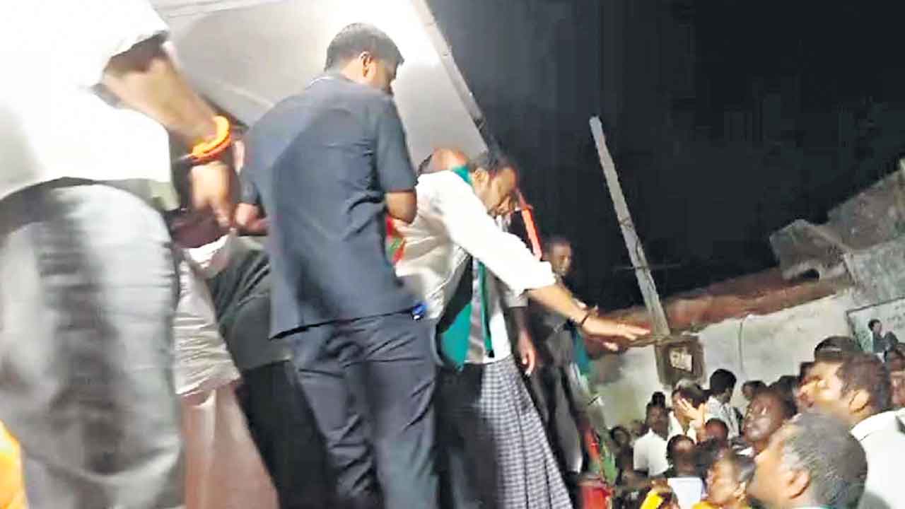 Congress | హామీలపె నిలదీత.. కాంగ్రెస్‌ ఎంపీ అభ్యర్థులకు నిరసన సెగ