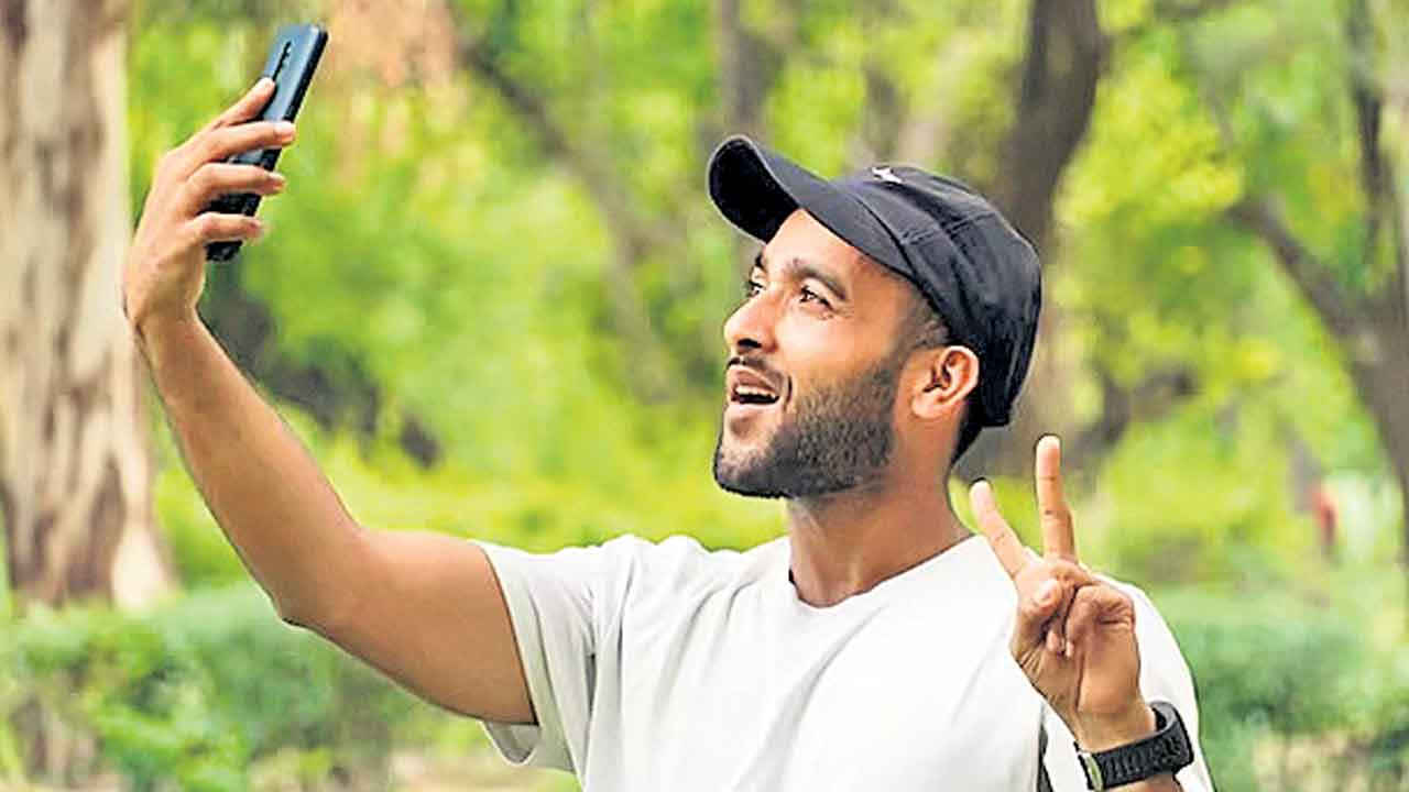 సెల్ఫీ తీసుకున్నా..లూటీ చేస్తున్నరు!