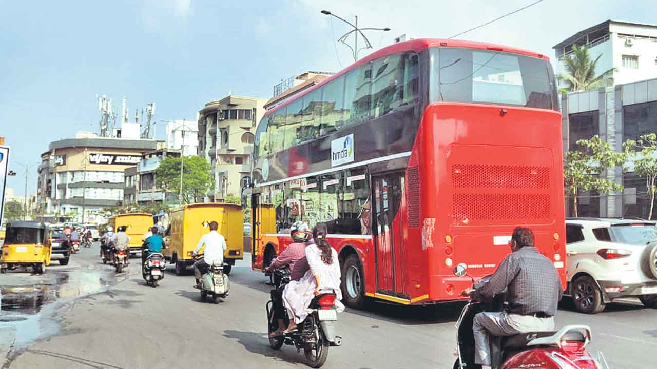Double Decker Bus | ఖాళీగా తిరుగుతున్న డబుల్‌ డెక్కర్‌ బస్సులు.. ఉచిత ప్రయాణమైనా ఎక్కని జనాలు