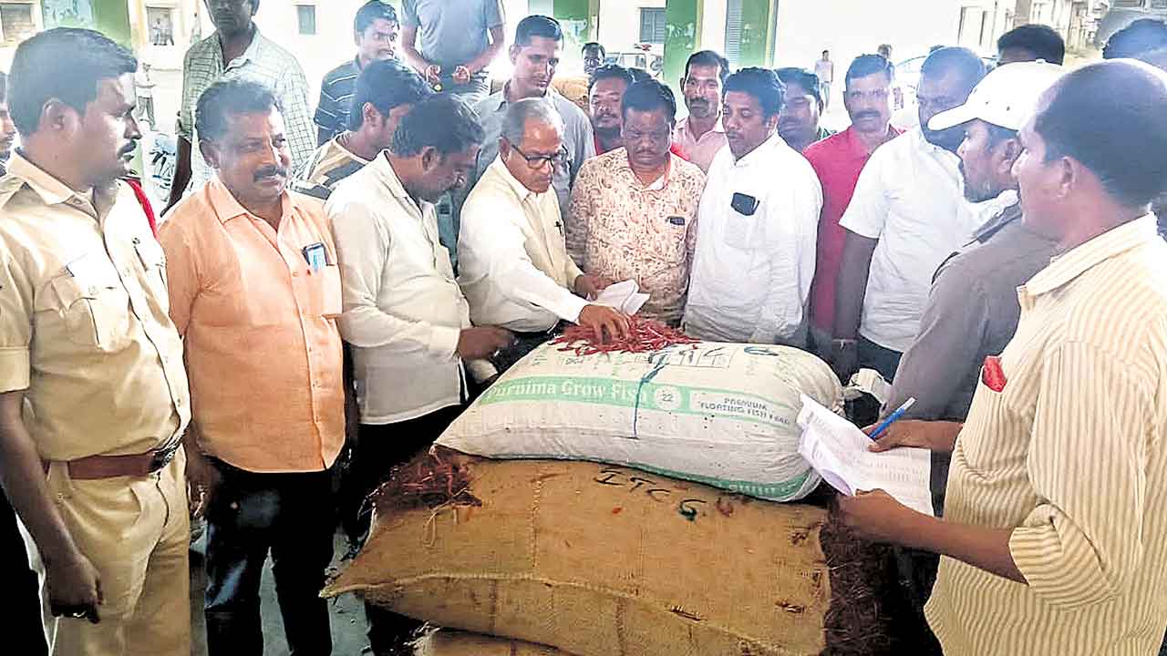 గిట్టుబాటు ధరపైమిర్చి రైతుల ఆందోళన