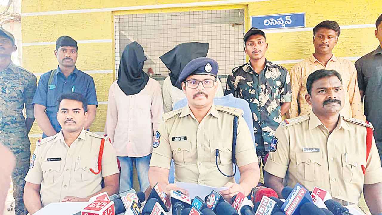 గంజాయి విక్రయిస్తున్న ఇద్దరి అరెస్ట్‌