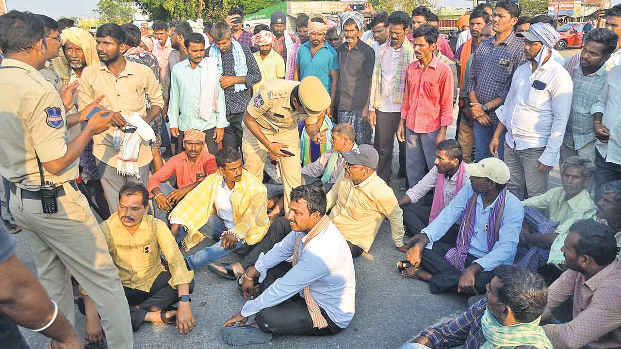 రైతుల ధర్నా