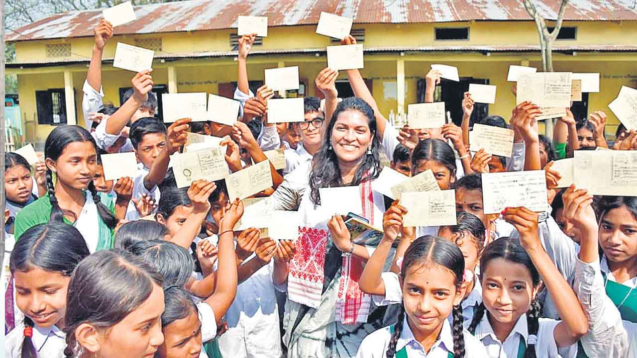 Lok Sabha Elections | ఓటేయాలంటూ తల్లిదండ్రులకు లక్ష పోస్టు కార్డులు