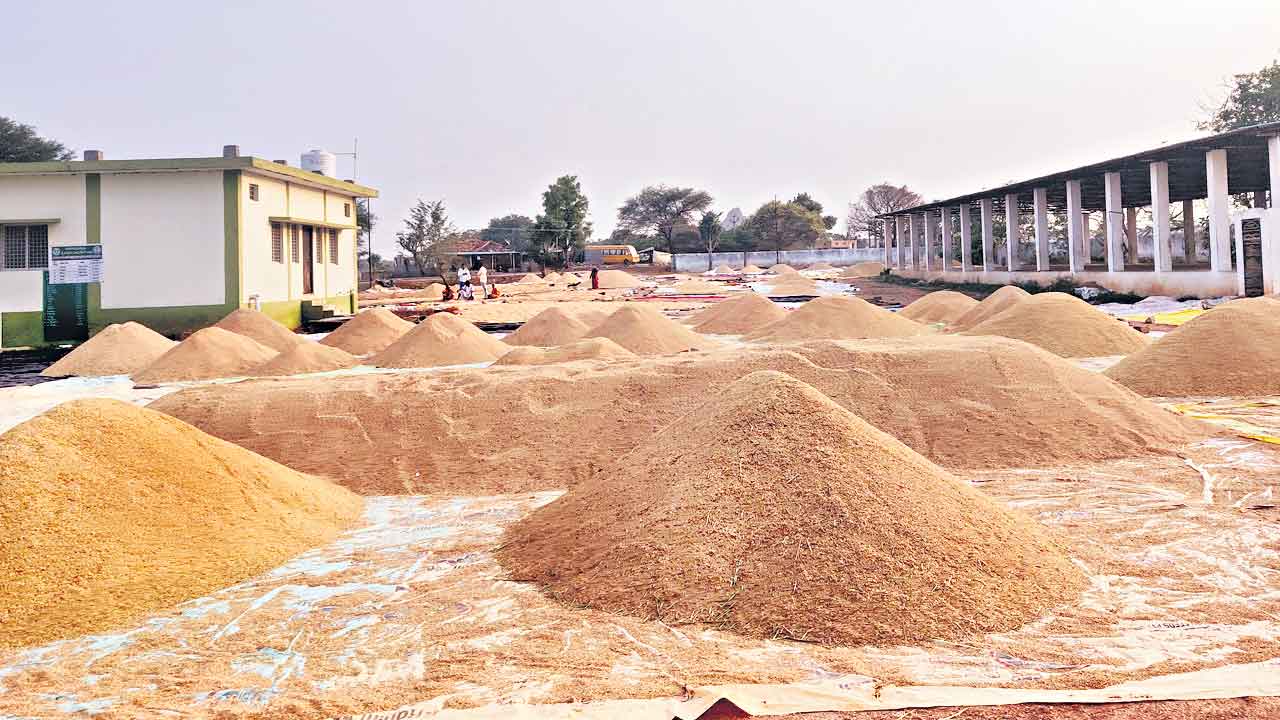 బోనస్‌ ఇచ్చే వరకు వెంటాడుతం