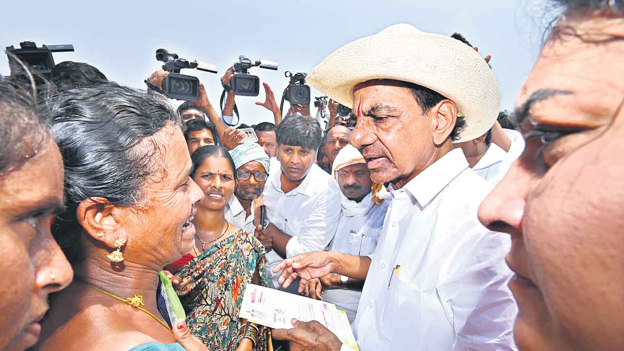 Telangana | మీరు లేరు అంతా ఆగమాగం.. కేసీఆర్‌ ఎదుట కంట తడిపెట్టి గోడువెల్లబోసుకున్న రైతులు