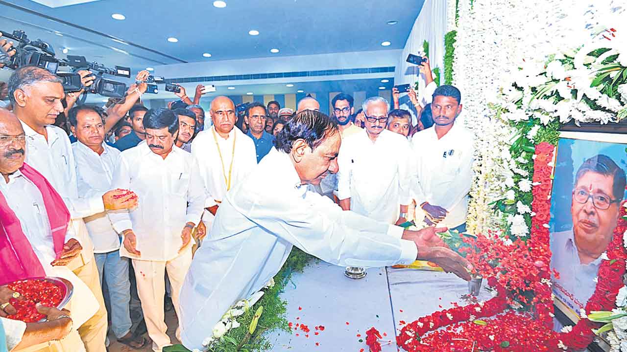 ఎమ్మెల్యే సంజయ్‌కు కేసీఆర్‌ పరామర్శ