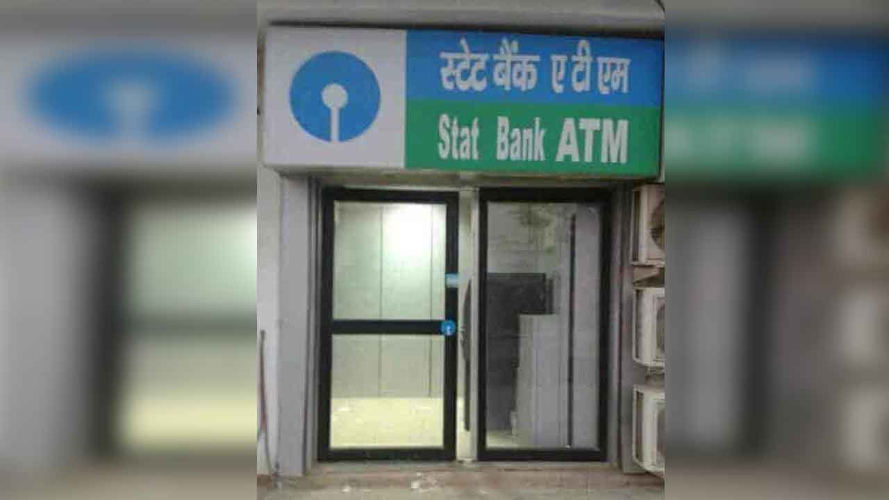 ఏటీఎం బద్ధలు కొట్టి 19 లక్షలు చోరీ