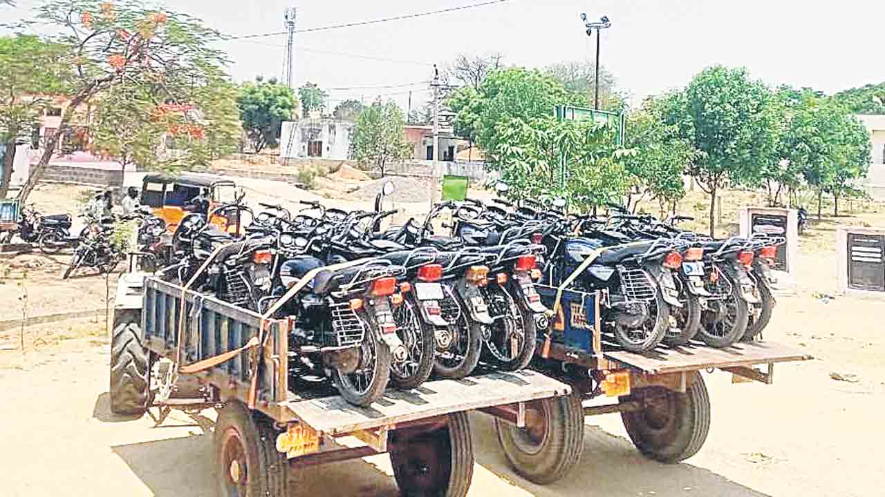 ఇద్దరు దొంగలు..22 బైక్‌లు