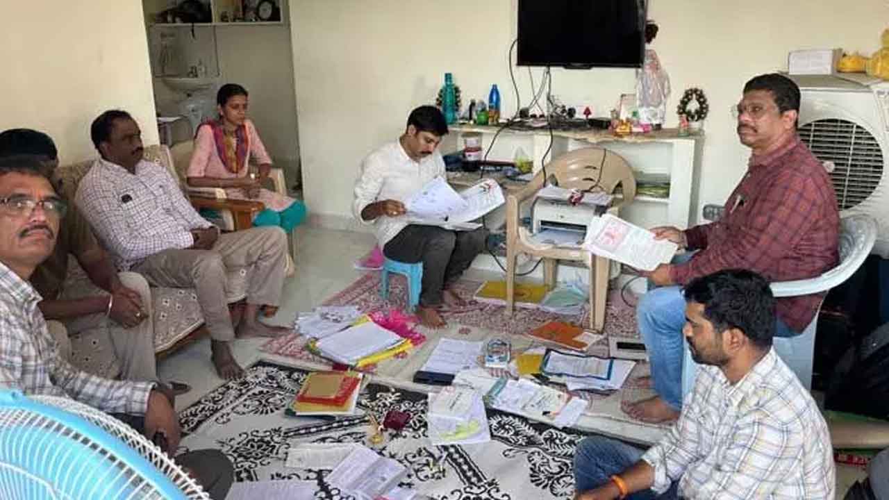 విద్యుత్తు శాఖ ఏఈ ఇంట్లో ఏసీబీ సోదాలు